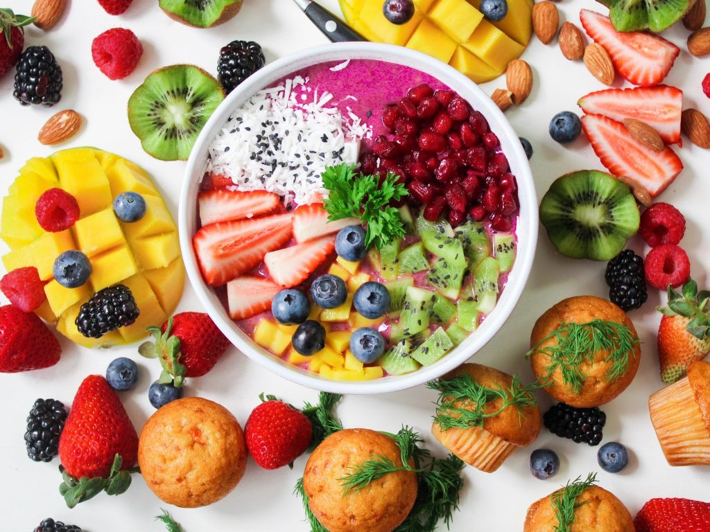 assorted sliced fruits in white ceramic bowl 1092730 1024x768 - Symptomlinderung durch vegane, glutenfreie Ernährung